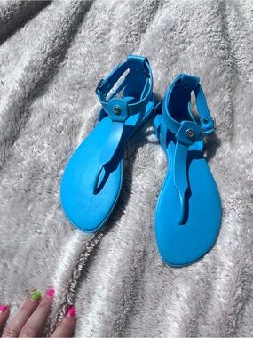 Hunter medium robin’s egg blue ankle strap thong sandals size 5